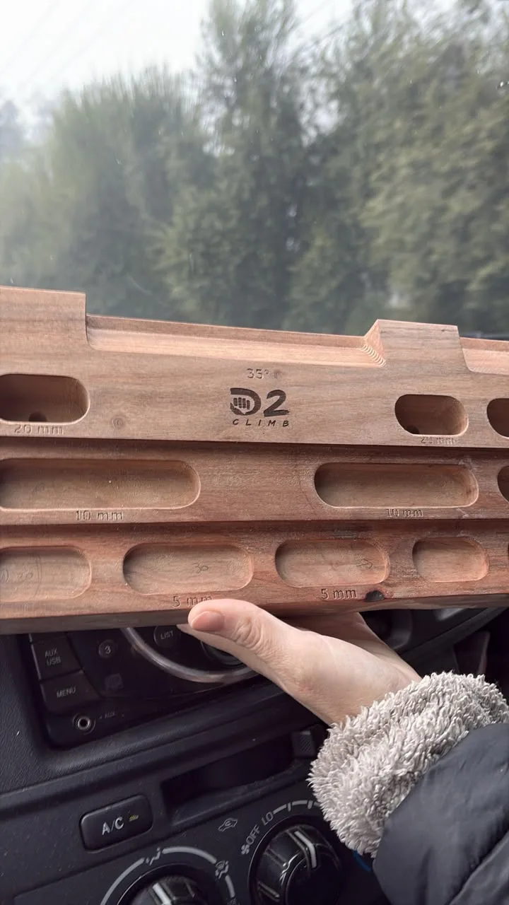 Tabla multipresa D2 Climb de madera con agarres de distintas profundidades