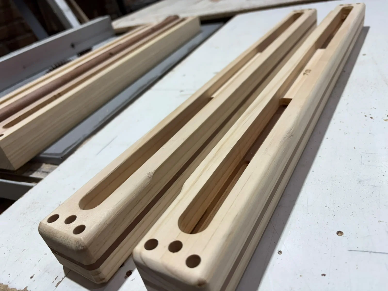 Tablas D2 Climbing en proceso de fabricación sobre una mesa de taller